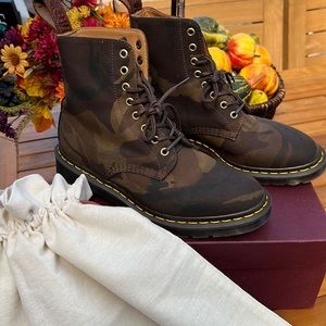 England made RARE with Box Dr. Martens Pascal
Olive & Dark Tan Camo + Abandon.